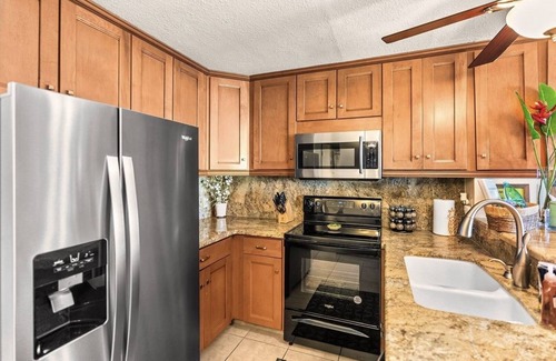 Kailua-Kona Condo | New AC system! 2-bedroom, 2-bath Ocean Sunset Retreat