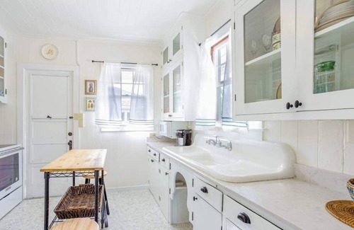 Diamond Head - Kapahulu - St. Louis House | *NEW* Diamond Head Cottage Near Waikiki, 30-Night Minimum
