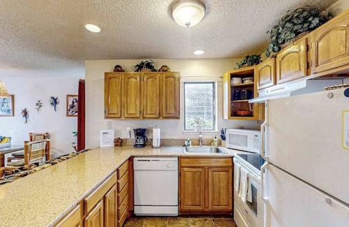 Nawiliwili Condo | *NEW* Fall Sale Lihue Beach Access, Bikes, and a Tropical Patio Retreat
