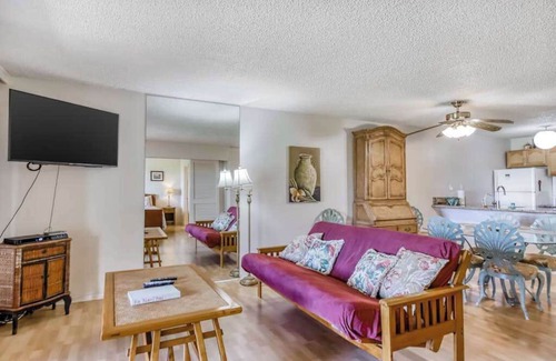 Maunaloa Apartment | *NEW* Fall Special Garden-View Molokai Condo with Pool and Lanai