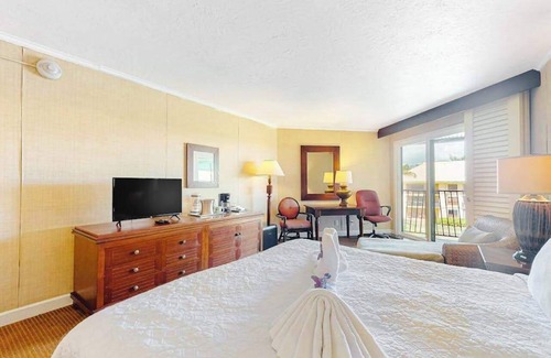 Hanamaulu Apartment | *New* Fall Special Third-Floor Kauai Resort Studio by the Beach