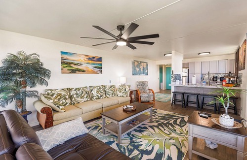 Historic Kailua Village Condo | New listing! Sunsets, Beach 5 min walk away, Wifi