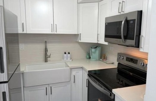McCully - Moiliili Apartment | New modern condo in Waikiki with stunning views, FREE on-site Parking, Sleeps 4, 1 King bed, 1 Queen, 1bdrm, 1bath