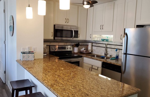 McCully - Moiliili Condo | NEW! Waikiki Ocean View One Bdrm Condo. AC, Pet, Pool, Beach. Parking fee.