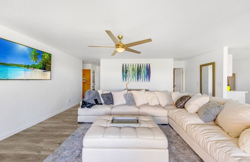 Keauhou Condo | Newly Renovated Condo with SUP Paddle Boards and Golf Clubs Included