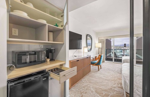 Ala Moana Condo | Newly Renovated, Incredible Ocean View 1419