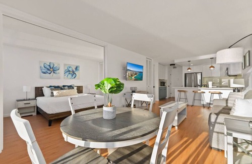 Waikiki Apartment | *Newly Renovated Oceanfront Waikiki- Ilikai Marina