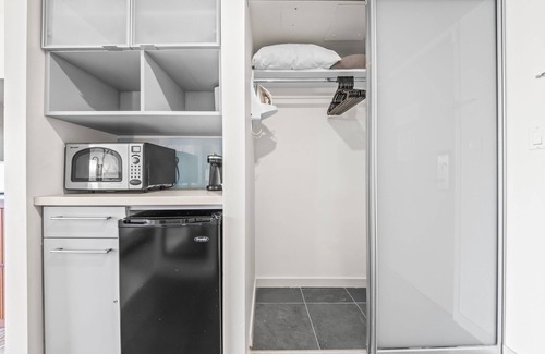 Ala Moana Apartment | Newly Renovated Studio, Incredible Views 1330