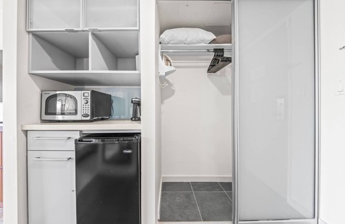 Ala Moana Apartment | Newly Renovated Top Floor Balcony MAIN