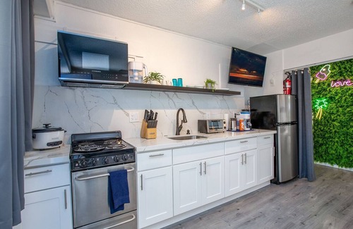 Waikiki House | β
Oasis Luxury Condo, Steps away from the beach π