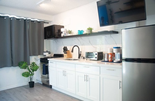 Waikiki House | β
Oasis Luxury Condo, Steps away from the beach π