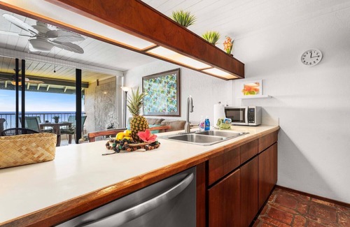 Historic Kailua Village Condo | 🏖️Ocean Front Deluxe | Top Floor | AC | Concierge Included