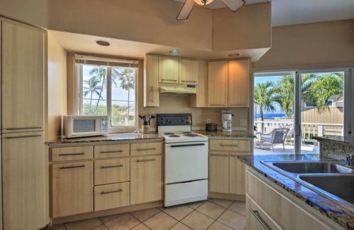 Kahaluu Bay Apartment | Ocean View on block from Ocean Walk to Beach
