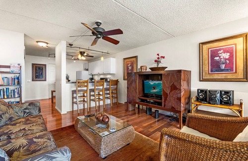 Historic Kailua Village Condo | 🏖️Ocean Views, Walk to Kona Town, Pool & AC