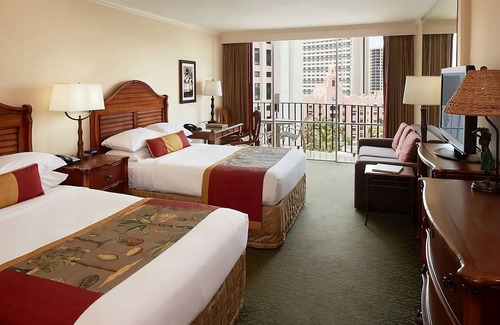 Waikiki Hotel | Oceanfront Gem! 3 Great Units, Steps to the Sand & Surf! Minutes to Diamond Head