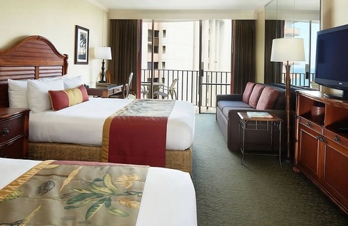 Waikiki Hotel | Oceanfront Gem! 3 Great Units, Steps to the Sand & Surf! Minutes to Diamond Head
