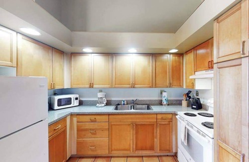 Maunaloa Condo | Oceanfront Molokai Cottage with Ocean View, WiFi & Pool