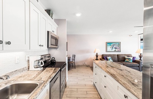 Honokowai Condo | Oceanfront Paradise: Sunsets, whales, and breezes