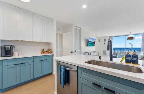 Waikiki Apartment | *Oceanfront Renovated Getaway in Waikiki