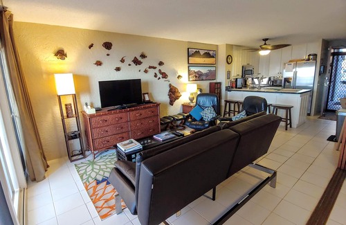 Kailua-Kona Condo | Oceanfront, Renovated & Accessible Downtown Kona - Beautiful Ocean Views! 1st Fl