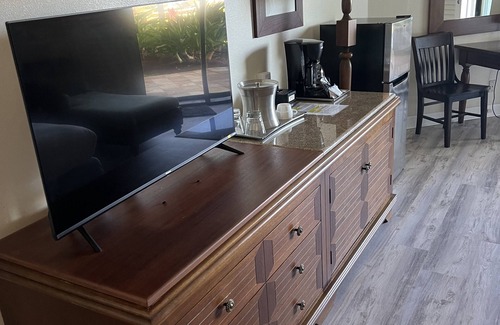 Hanamaulu Condo | Oceanfront Resort, 4 Beautiful Pools, 2 Jacuzzis, Steps to Beach, ocean views!