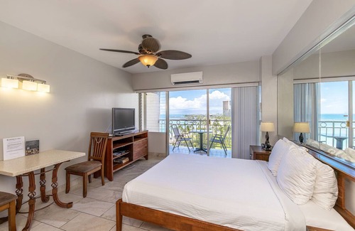 Waikiki Condo | Oceanfront Studio | Spectacular Views | Full Kitchen | Nearby Parking(Fee)