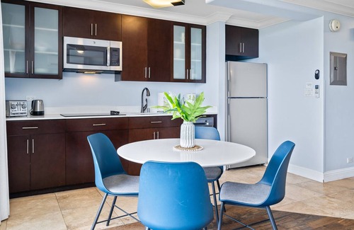 Waikiki Condo | Peak-a-Boo Ocean View, Steps to Waikiki Beach & Dining/Shops, FREE Parking!