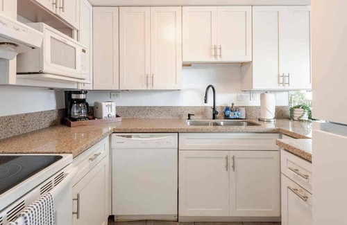 Historic Kailua Village Apartment | Peek-a-Boo Ocean View Condo in Kona - Walk to Beaches, Shops & Restaurants