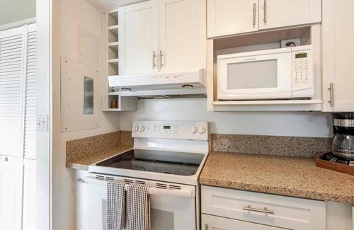 Historic Kailua Village Apartment | Peek-a-Boo Ocean View Condo in Kona - Walk to Beaches, Shops & Restaurants