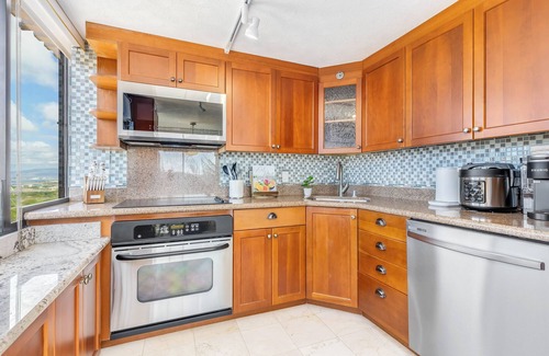 Waikiki Apartment | Penthouse Condo with Ocean & Diamond Head Views at The Windsor