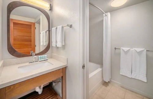 Kahului Hotel | Perfect Beach Vacation | 3 Ocean View Units w/Pool | Kanaha Beach - 2.9 miles
