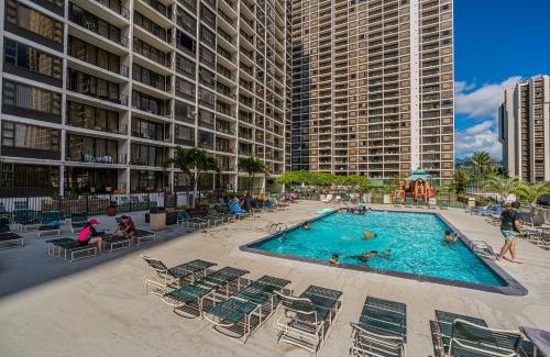 Waikiki Apartment | Pool & Jacuzzis, Free Parking, WiFi, AC, Comfy Beds, BBQ, and Great View