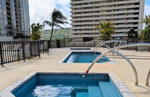 Waikiki Apartment | Pool & Jacuzzis, Free Parking, WiFi, AC, Comfy Beds, BBQ, and Great View