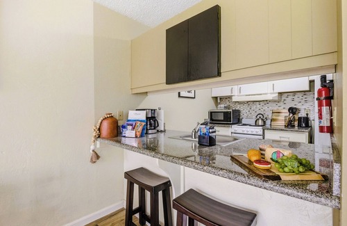 Wailua Condo | POWER + INTERNET + A/C - 3 min Walk to Beach ! Garden Unit ! Renovated ! 3 Pools