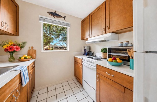 Wailua Condo | POWER + INTERNET + AC - 3 min Walk to Beach! Garden Corner Unit ! 3 Pools