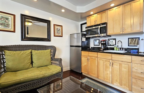 Waikiki Condo | 🛏Queen-Bed 🏝Beachy Studio at the Waikiki Grand Hotel® 605