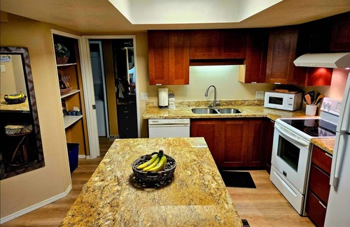 Kihei Condo | Resort Condo-Full Kitchen, King +Queen bed, AC, Laundry-Walk to Beach and Shops