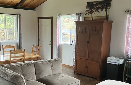 Keaau House | Spacious 2 bedroom 1 bath house! Close to Maku’u Farmers Market