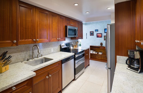Waikiki Condo | Spacious 2 bedroom, 2bath, 1 free parking unit with world famous ocean view!