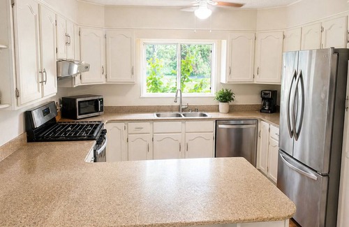 Kapoho House | Spacious 3-Bedroom Tropical Pahoa Home - Pet Friendly - Fast Wifi