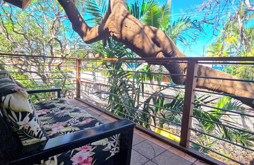 Kahaluu Bay Apartment | Spacious Tree house style loft across the ocean - steps from Magic Sands