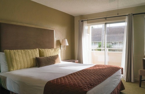 Wailua Hotel | Spacious Unit with Full Kitchen, Free Parking, Outdoor Swimming Pool!