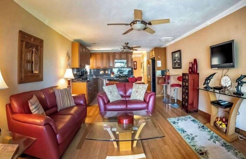 Ualapue Apartment | Stay Close to the Waves in an Ocean-View Family Condo with Pool