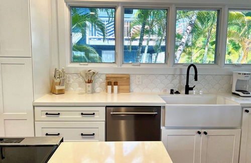 Kalama Tract House | Steps to beach! Beachside 4-bedroom house in Kailua with AC & WiFi