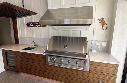 Kailua House | Steps to beach-Heated salt water pool-AC-Sleeps 7-CONTACT HOST FOR DESIRED DATES