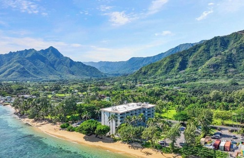 Punaluu Apartment | Steps to the ocean: Beachfront King Bed WiFi + Parking