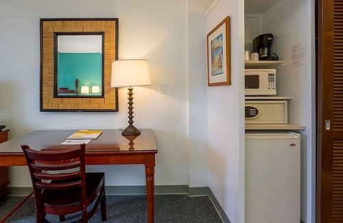 Ala Moana House | Studio King with Kitchenette Room at Pagoda Hotel