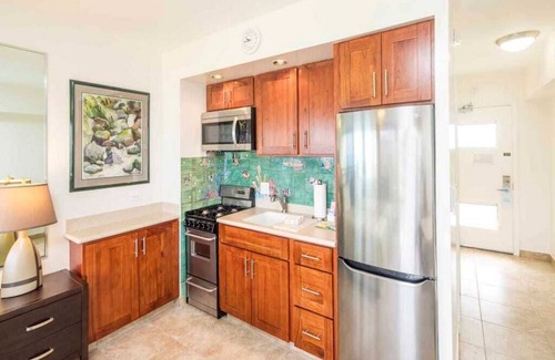 Waikiki Condo | Studio w/Tropical Touches - Waikīkī Shore 1204