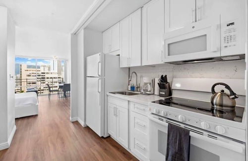 Waikiki Apartment | Stunning Waikiki Studio - 5 Star Location! Near Beach!