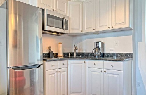 Waikiki Condo | Stylish Studio w/Sundeck Access - Waikīkī Grand #1004